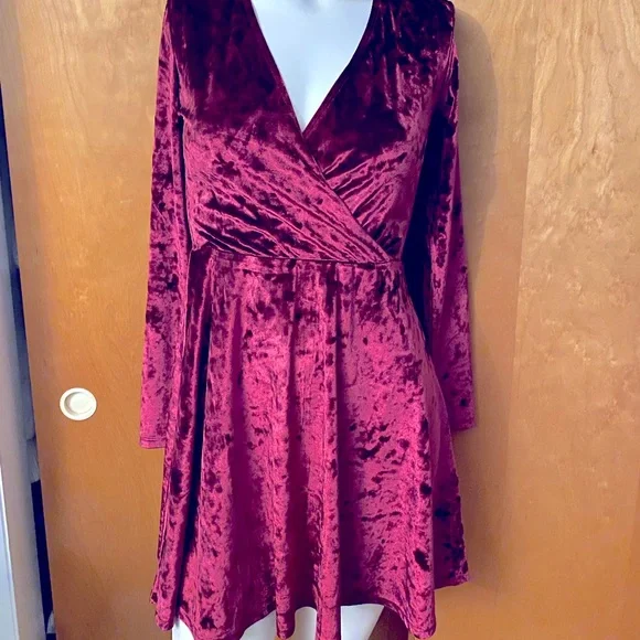 FOREVER 21 Red Velvet Long-Sleeve Dress Size M